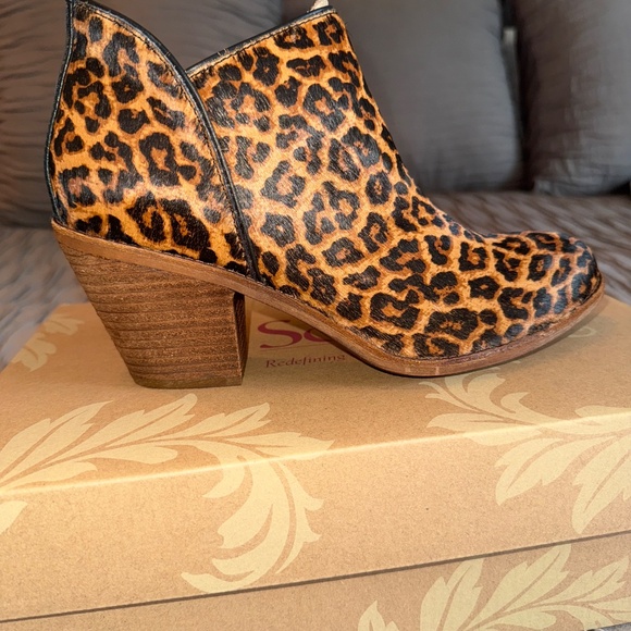 NWT - Sofft Tamula Animal Print bootie sz 9 - Picture 5 of 7